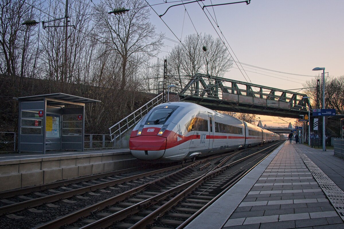 Mundschutz-ICE 412 213 durchfährt als ICE 643 nach Berlin-Ostbahnhof den Bahnhof Dortmund-Scharnhorst (11.03.2022)