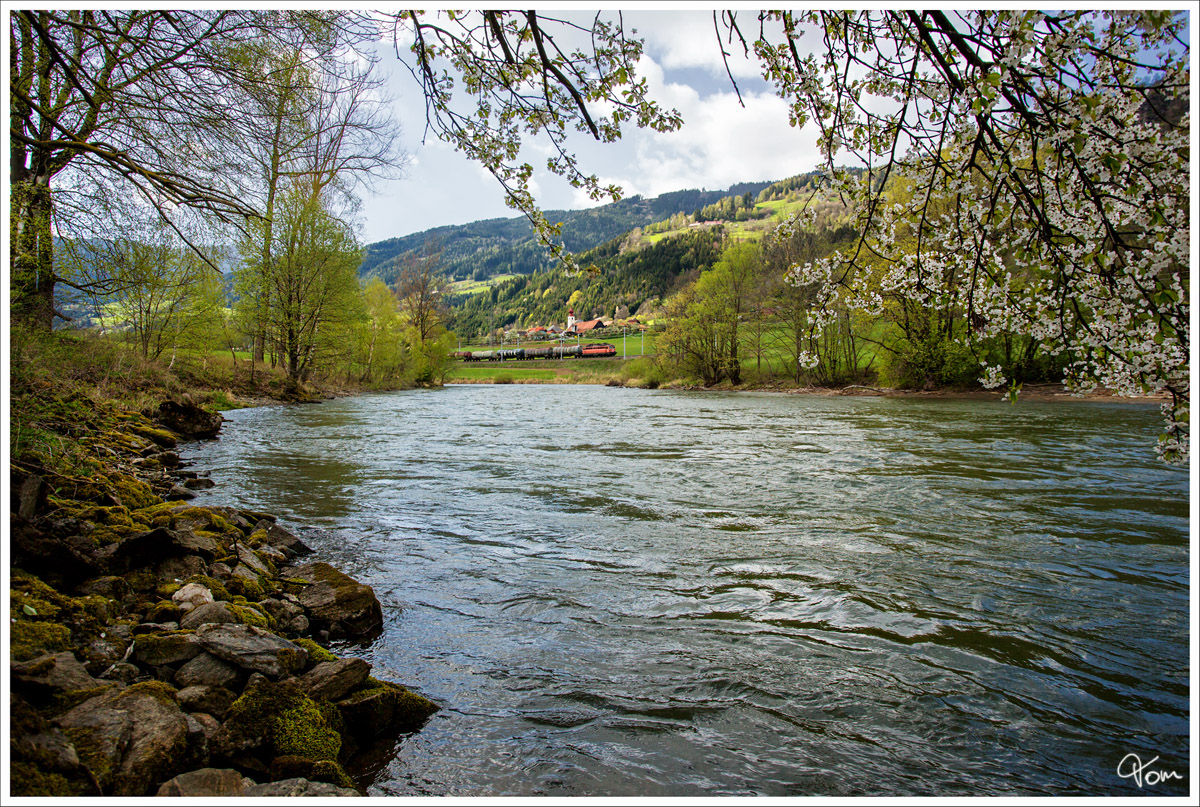 Murtal im Frühling - 1142 575 zieht einen Kesselzug von Villach nach Wien Zvbf. 18.4.2014