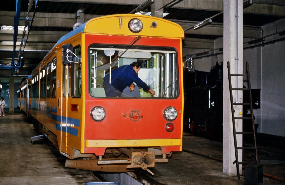 Murtalbahn: Der zu dieser Zeit noch neue VT 32 StLB (spätere ÖBB-Baureihe 5090) wird im Wagenschuppen Murau vom Lokführer sorgfältig überprüft (14.08.1984)