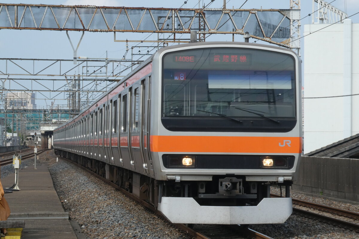Musashino linie Nahverkehrszug Fahrtnummer 1408E von Minami-Funabashi Bf nach Fuchū-Hommachi Bf mit der Baureihe E231-0(Einheit-Nr.MU8), im 25.06.2023, Nishi-Urawa Bf.