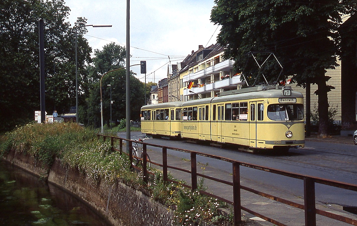 Museal erhalten wurde auch der 1956 gebaute erste DÜWAG-Sechsachser 2501, hier kurz vor Erreichen der Endhaltstelle in Benrath am 21.06.2008. Morgen besteht zum letzten Mal die Gelegenheit, ihn im Einsatz zwischen Kirchplatz und Wehrhahn zu erleben.