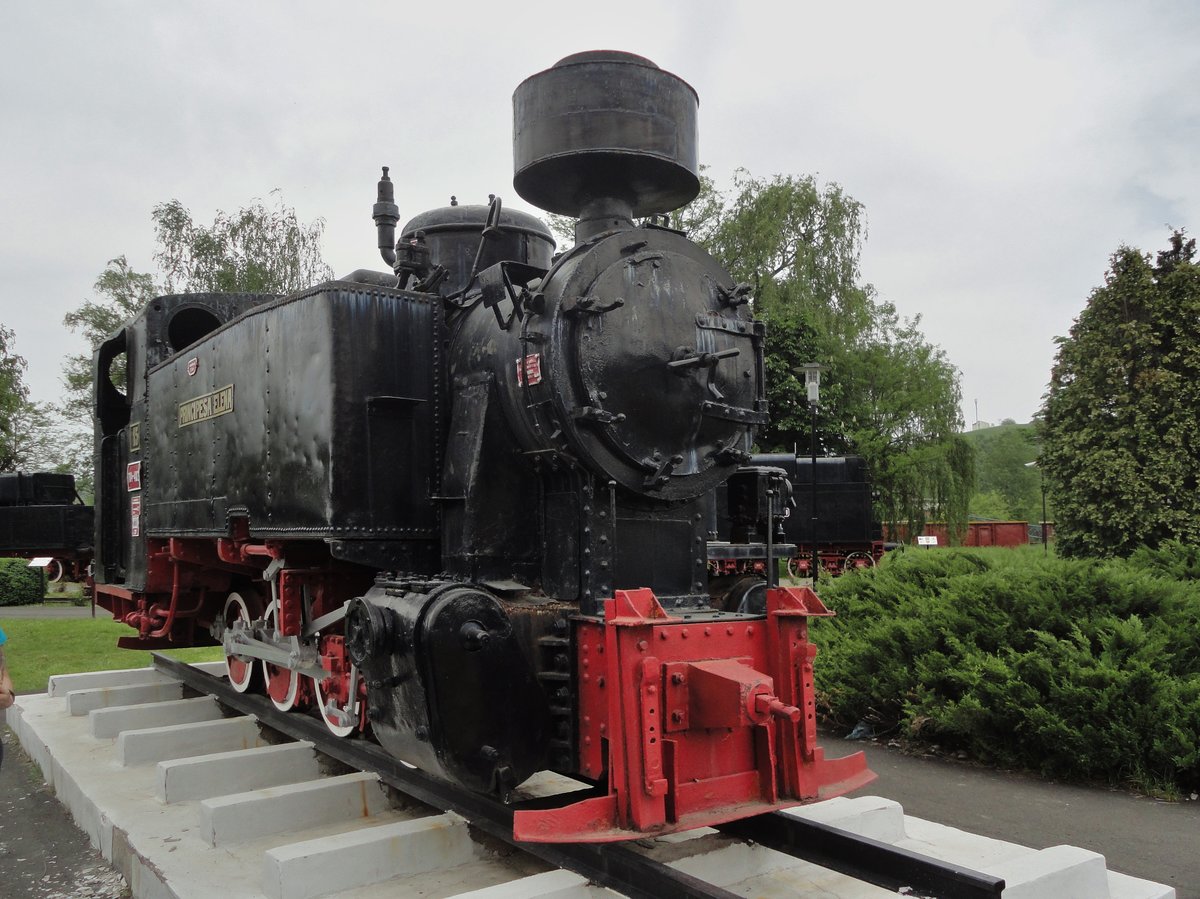 Museum der ehem. Lokomotivenfabrik Resita am 03.05.2013. Lokomotive 704-402  Principesa Elena  (Fürstin Elena) war 220 PS stark und fuhr auf Schmalspurbahnen.