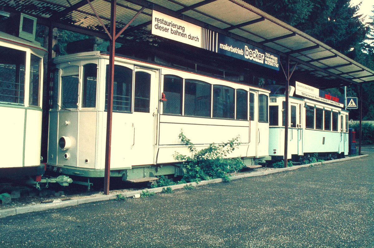 Museum Marxzell: Zwei Straßenbahnwagen im Freien- ATW 32 (Straßenbahn Reutlingen) und TW 12 (TW 14 ?) der Heidelberger Straßenbahn (sollte nachgeprüft werden!) Datum unbekannt 