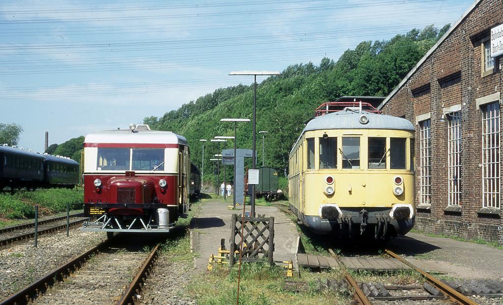 Museums BW Bochum Dahlhausen am 28.5.1995: Wismar Schienenbus  Schweineschnäuzchen  und  Tunneligel  712001 der DB im Freigelände.