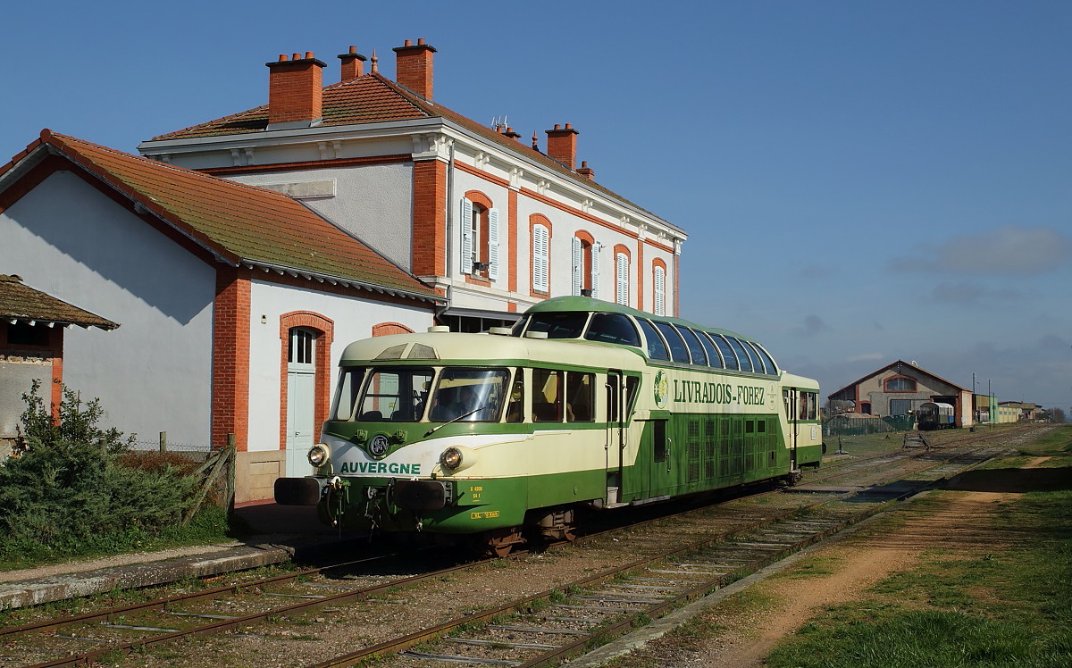 Museums- und Touristikbahnen im französischen Zentralmassiv: Die Agrivap besitzt den einzigen noch betriebsfähigen der 10 Aussichtstriebwagen, die die SNCF 1959 bei Renault beschaffte. Heute verkehrt er auf der Strecke von Ambert nach La Chaise Dieu, am 07.04.2017 trifft er in Arlanc ein.