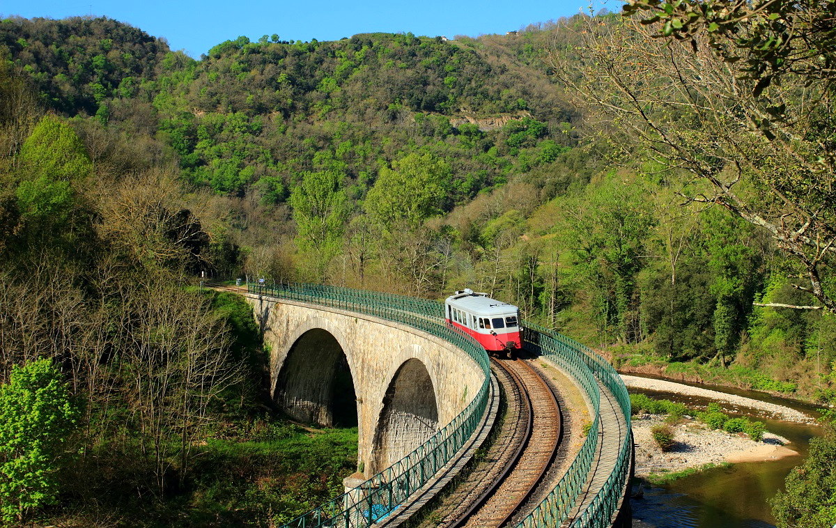 Museums- und Touristikbahnen im französischen Zentralmassiv: Zwischen Tournon im Rhonetal und Lamastre verkehrt die meterspurige Train de l Ardeche. Am 08.04.2017 ueberquert der 1938 von Billard gebaute Triebwagen 213 den 100 m langen Viaduc de Troye.