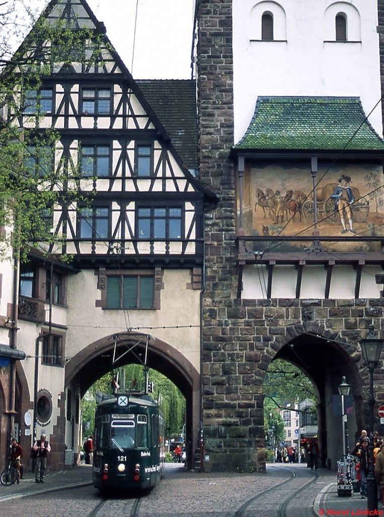 Museums-Tw 121 der Freiburger Straßenbahn durchfährt am 05.05.2012 das Schwabentor
