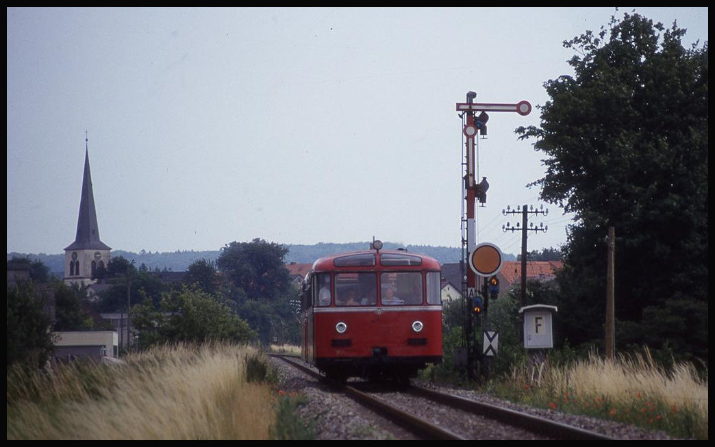 Museums VT 795240 verlässt hier am 27.6.1993 um 16.19 Uhr Steinsfurt in Richtung Heidelberg.