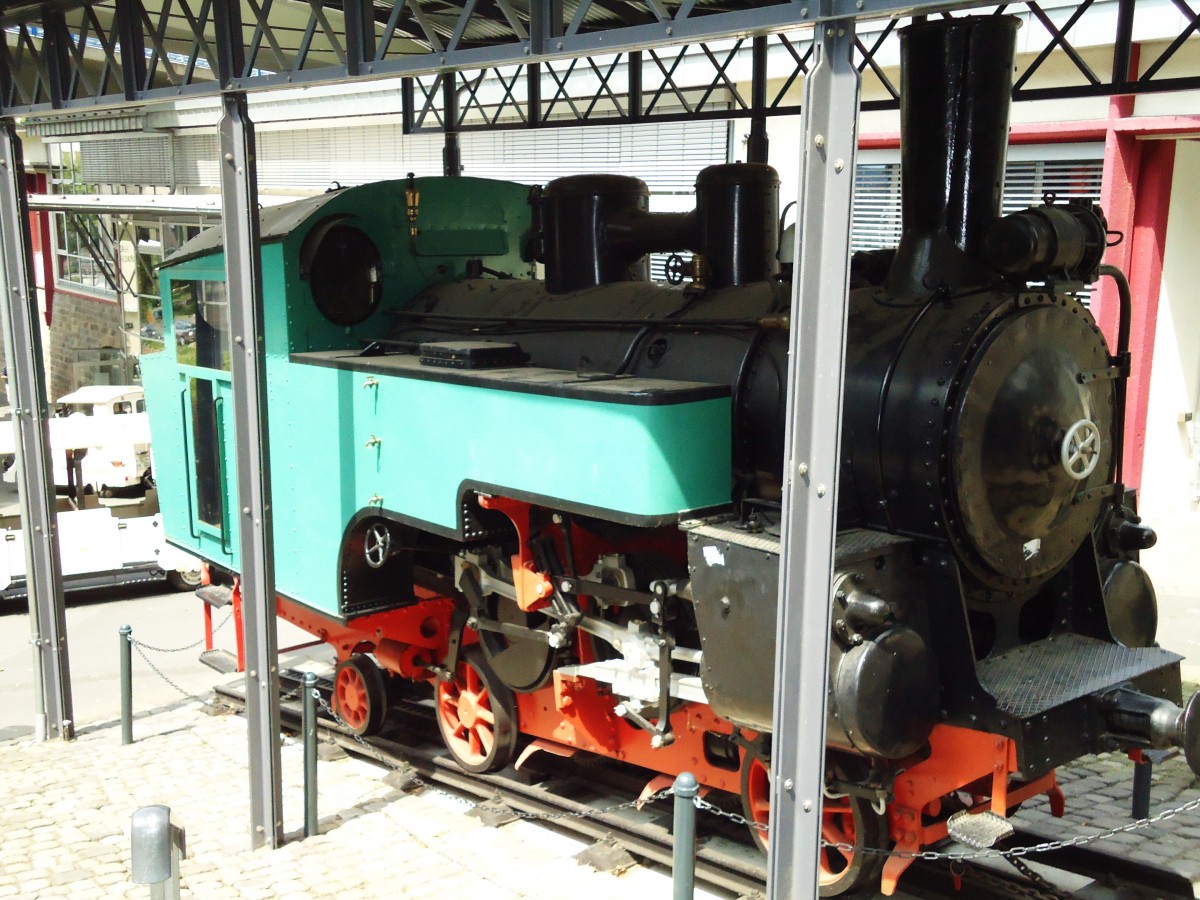 MUSEUMS-ZAHNRAD-DAMPFLOK der Drachenfelsbahn von KÖNIGSWINTER/Rhein auf den
sagenumwobenen DRACHENFELS- sie steht als Museumslok vor der Talstation in
Königswinter.
Heute fährt man mit Elektro-Triebwagen die hochromantische Steilstrecke hoch....
hier am 4.7.2012