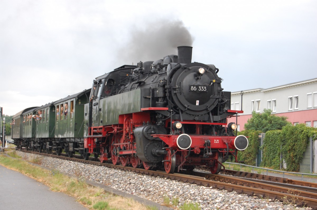Museums-Zug mit 86 333 am 19. Juli 2015 auf den Gleisen der Schönbuchbahn in Holzgerlingen.