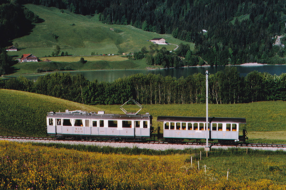 Museumsbahn Blonay-Chamby.
MOB Zugskomposition bestehend aus dem BCFe 4/4 11 und dem BC4 22 zwischen La Tine und Rossinière am Lac du Vernex unterwegs im Frühling 1997.
Foto: Walter Ruetsch