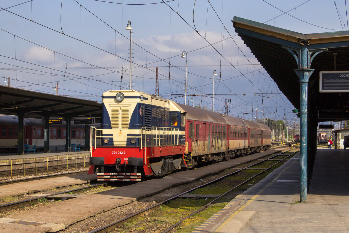 Museumsbahnbetrieb???? NEIN!!! Ganz normaler Alltag in Zilina!! Der Hector 721 012-3 rangiert einige Waggons. Die Aufnahme stammt vom 24. April 2019. 