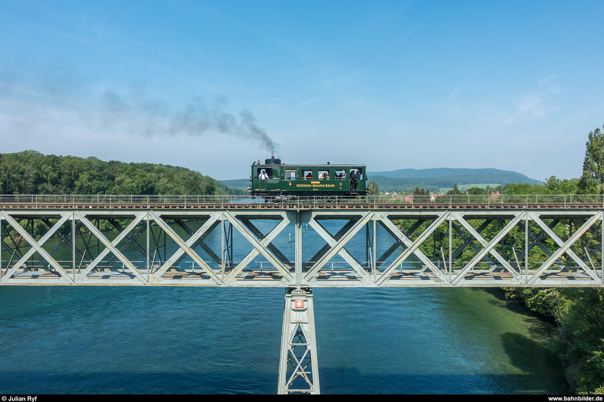 Museumsbahnfest Rielasingen am 12. Mai 2018. Der CZm 1/2, mit dem Pendelfahrten Rielasingen - Kreisel Singen durchgeführt wurden, überquert auf der Hinfahrt die Rheinbrücke Hemishofen.
