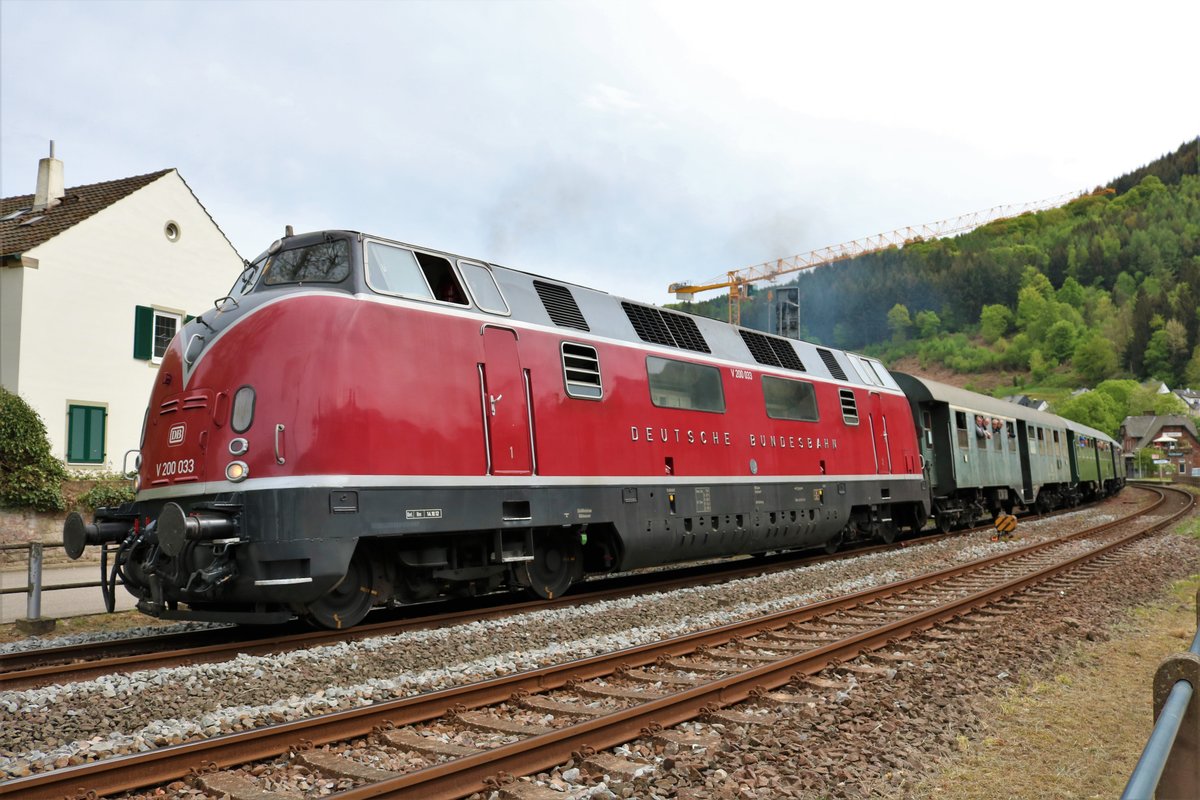 Museumseisenbahn Hamm V200 033 mit Sonderzug beim Dampfspektakel in Kordel Bahnhof mit einen Sonderzug am 28.04.18