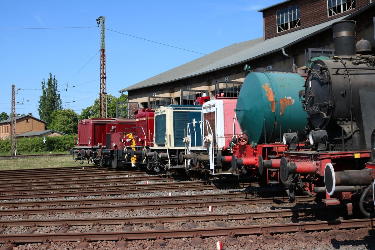Museumseisenbahn Hanau 212 062-4, Köf2 323 xxx, V60 447, 212 001-2 und 360 775-1 am 05.05.18 beim Lokschuppenfest in Hanau 