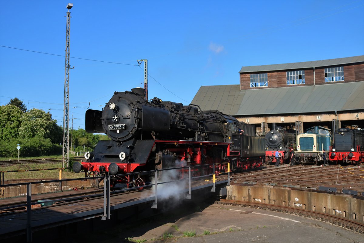 Museumseisenbahn Hanau 50 3552-2 auf der Drehscheibe am 05.05.18 beim Lokschuppenfest