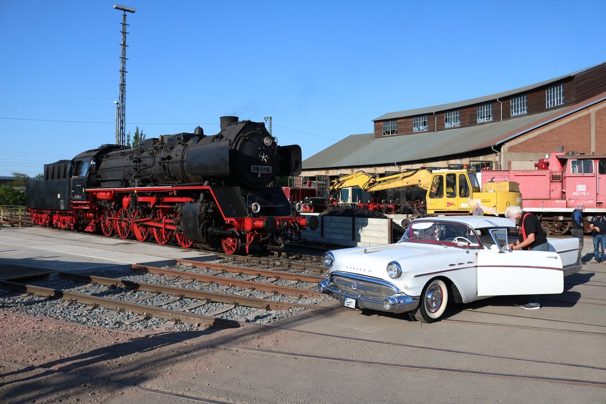 Museumseisenbahn Hanau 50 3552-2 und Oldtimer am 05.05.18 beim Lokschuppenfest