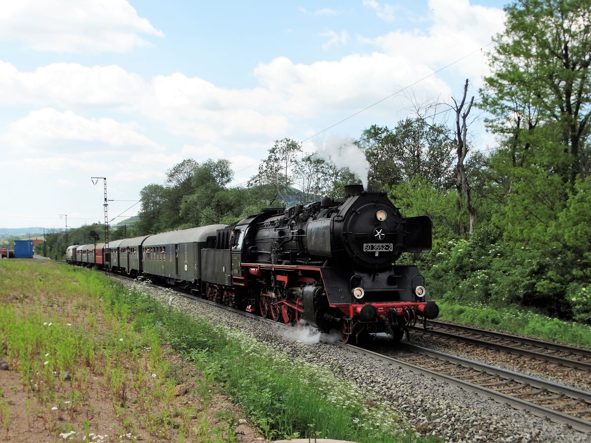Museumseisenbahn Hanau 50 3552 mit einen Sonderzug auf der Spessartrampe am 25.05.17. Das Foto wurde von einen Gehweg aus fotografiert