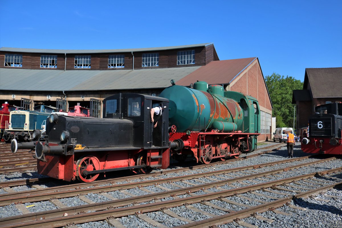 Museumseisenbahn Hanau VL1 und eine Dampfspeicherlok am 05.05.18 beim Lokschuppenfest in Hanau