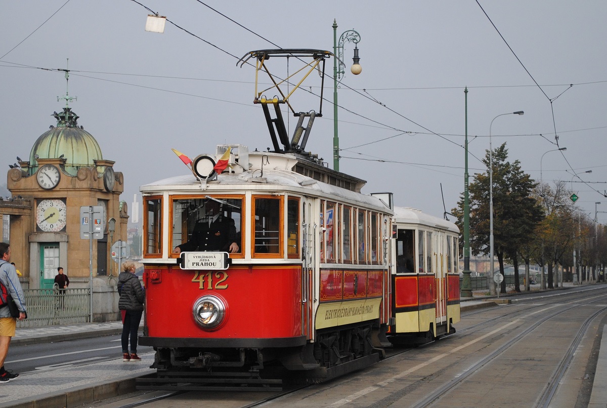 Museumsgarnitur 412 + 1314 bei der Einfahrt in die Haltestelle Vyton. (23.10.2019)