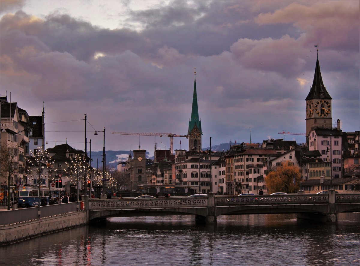 Museumslinie 21 als Be 4/6 Nr. 1674 bei der Haltestelle Rudolf-Brunn-Brücke.
Zürich, 26. November 2017 