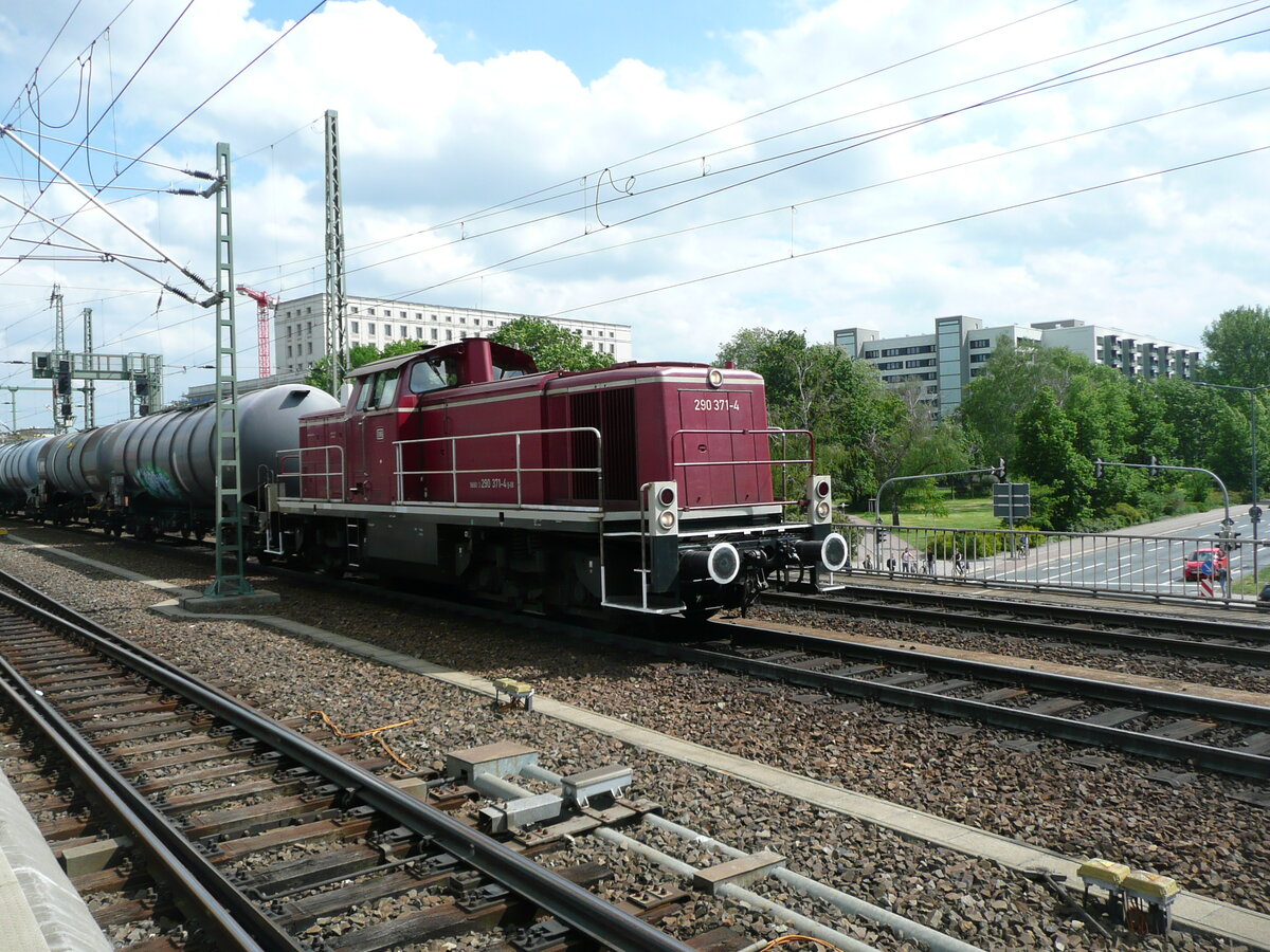 Museumslokomotive 290 371 vom Bw Dresden, fotografiert am 19.05 2020 vor Güterzug in Dresden Hauptbahnhof