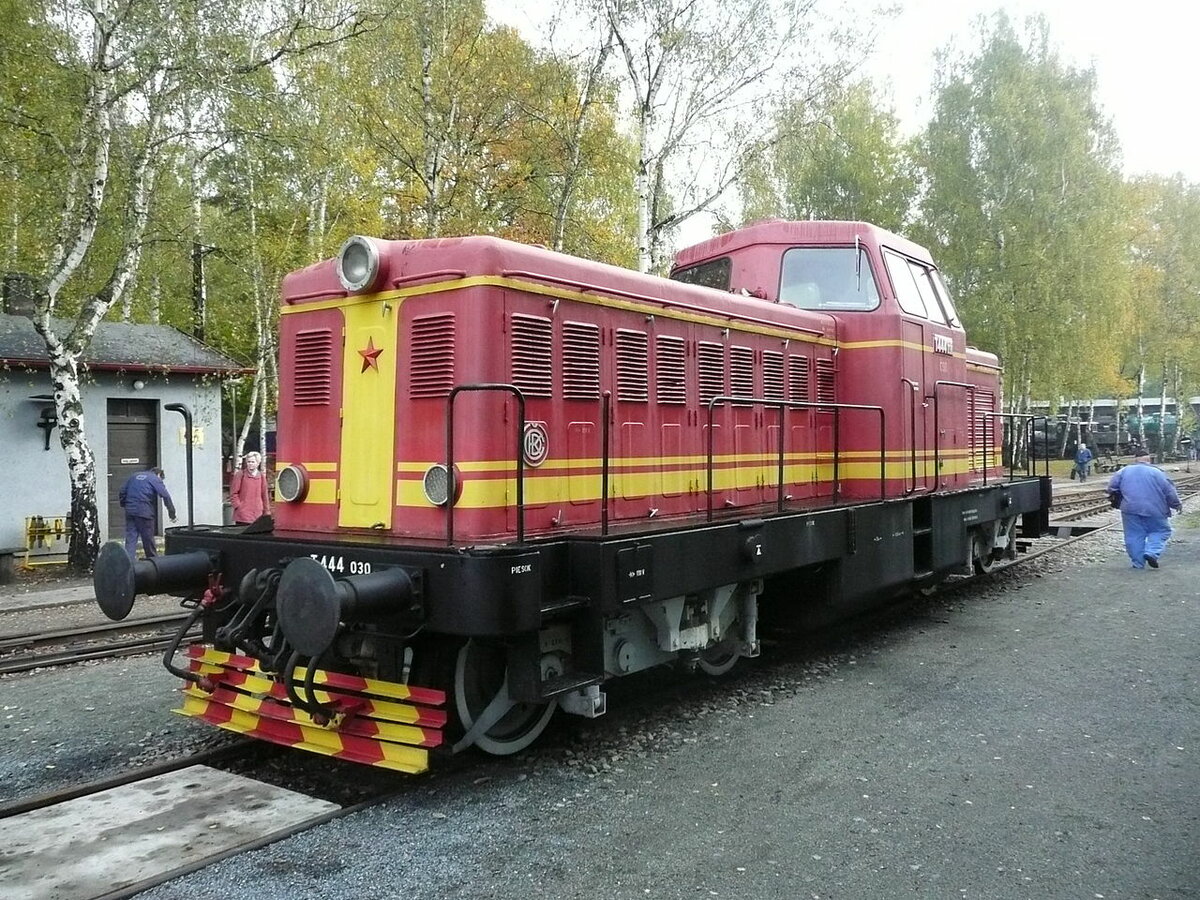 Museumslokomotive T 444.030, fotografiert am 13.10. 2013 im Eisenbahnmuseum Lužná u Rakovníka 