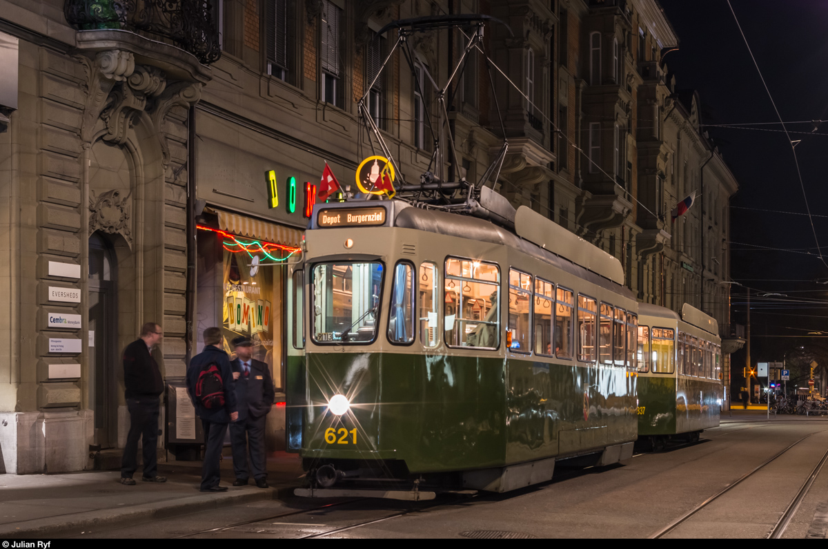 Museumsnacht Bern, 18. März 2016. Auf der Oldtimer-Tramlinie zwischen Bern Bahnhof und Burgernziel verkehrten 4 verschiedene Tramtypen des Tramvereins Bern. Standardtram Be 4/4 621 steht mit Anhänger 337 in der Schwanengasse bereit zur Abfahrt ins Burgernziel.