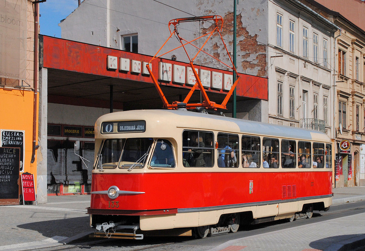 Museumstriebwagen 133 der Reihe T2, Pražska. ( 18.09.2015 ) 