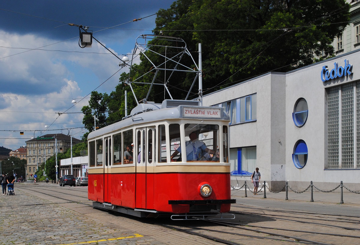 Museumstriebwagen 145 kurz vor der Haltestelle Hlavni Nadrazi/ Hauptbahnhof. (17.06.2023)