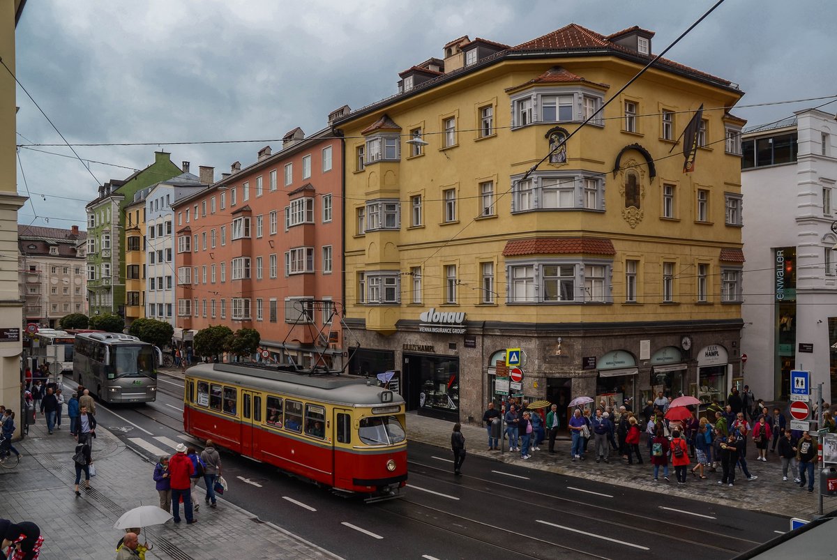 Museumstriebwagen 61 am 17.September.2016 unterwegs auf der Innsbrucker Museumslinie als Zubringer zum  Localbahnmuseum  bei der  Maria-Theresien-Straße , nur einen Steinwurf vom  goldenen Dachl  entfernt.