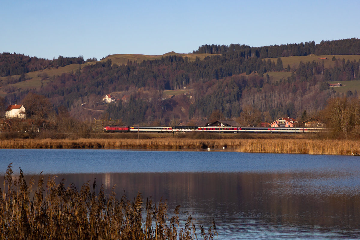 Mut und Gefühl für neue Fotostellen. Hier der EuroCity EC 196 am kleinen Alpsee bei Immenstadt. 218 433 ist am Zug. 24.11.20