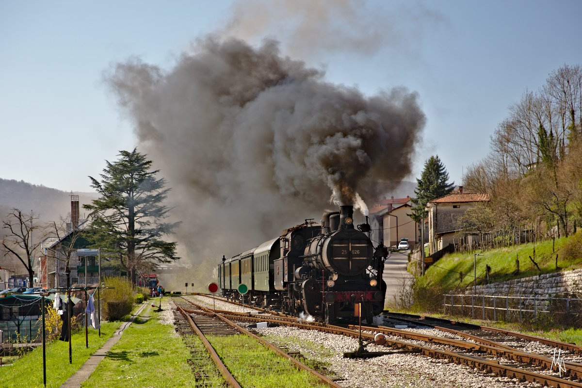 Mutig, die Wäsche direkt neben einer Eisenbahnstrecke zum Trocknen aufzuhängen.
Hier der Fotozug mit der herrlichen 25.026 an Spitze bei der Ausfahrt aus Kanal. (07.04.2018)