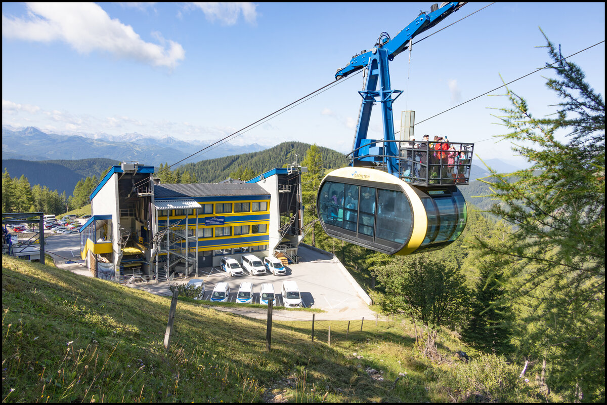 Mutige k�nnen den Ausblick auf der Gondel Terasse geniessen die sich auf einer der beiden Gondeln befindet . 27.07.2026 