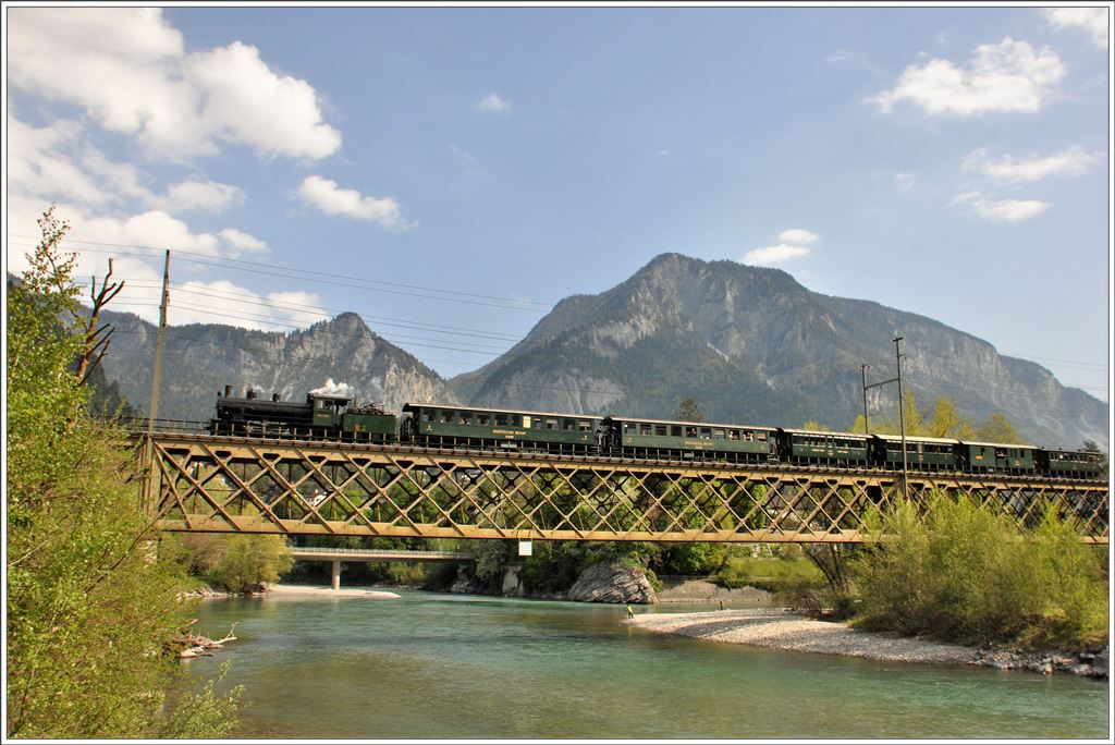 Muttertags Dampfextrazug Davoser Rundfahrt mit G 4/5 107  Albula . Auf der Hinterrheinbrücke bei Reichenau-Tamins. (08.05.2016)