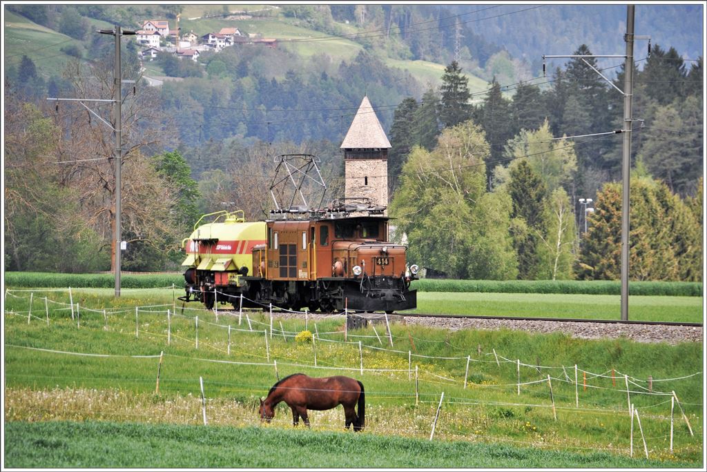 Muttertags Dampfextrazug Davoser Rundfahrt mit G 4/5 107  Albula  und Löschzug mit Ge 6/6 I 414 und Zisternenwagen 9862. Hier ist der Löschzug zwischen Cazis und Thusis unterwegs. (08.05.216)
