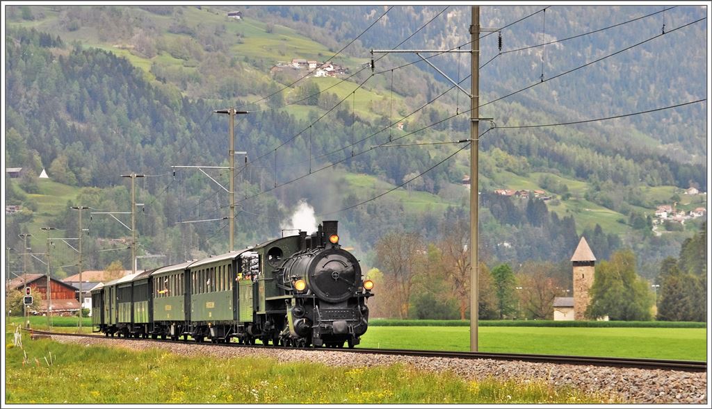Muttertags Dampfextrazug Davoser Rundfahrt mit G 4/5 107  Albula . Hier ist der Zug bei Cazis unterwegs. (08.05.216)