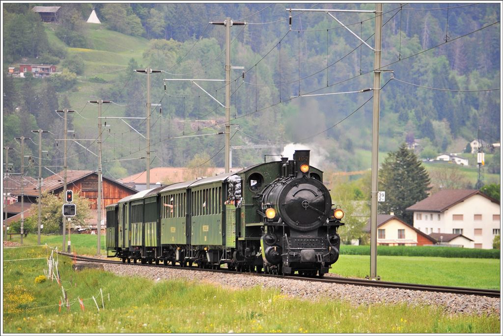 Muttertags Dampfextrazug Davoser Rundfahrt mit G 4/5 107  Albula . Hier ist der Zug bei Cazis unterwegs. (08.05.216)