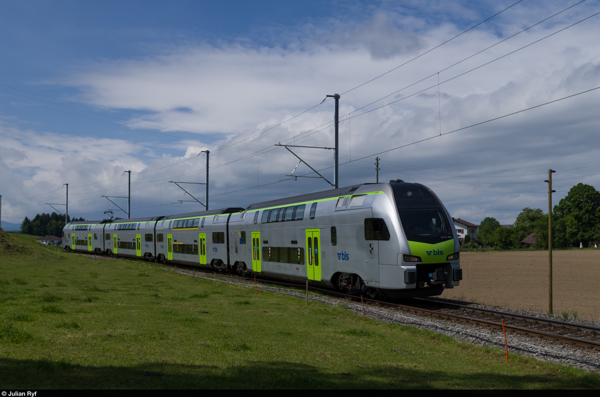 MUTZ 009  Muri bei Bern  fährt am 30. Mai 2015 auf der S6 unterhalb von Lanzenhäusern vor einer schönen Wolkenkulisse in Richtung Bern.