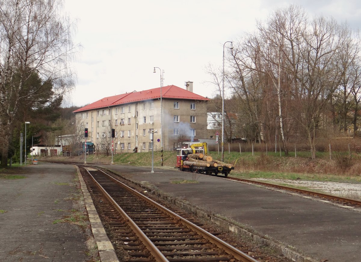 MUV-69.1-1230. mit Holz beladen zu sehen am 08.04.16 bei der Ausfahrt in Aš.