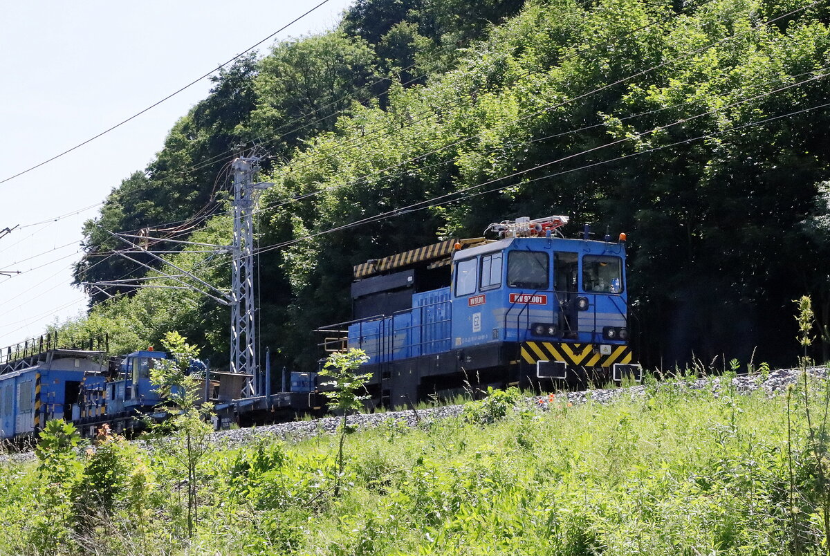 MV 97 001 im Tal der Tichá Orlice (Stille Adler) selbige entspringt am Westhang des Jeřáb (Ebereschberg) im Hannsdorfer Bergland (Hanušovická vrchovina). Die Strecke verläuft im Tal der Tichá Orlice und ist die Hauptroute Praha-Kolin-Pardubice (deutsch Pardubitz)-Ústí nad Orlicí (deutsch Wildenschwert) -Česká Třebová (deutsch: Böhmisch Trübau)-Zábřeh (deutsch Hohenstadt an der March) weiter nach Olmütz (tschechisch Olomouc), teilt sich dann in Přerov (deutsch Prerau) nach Ostrava (deutsch Ostrau bzw. Mährisch-Ostrau) Bratislava ( slowakische Aussprache ['bracɪslava], bis 1919 slowakisch Prešporok, deutsch Pressburg bzw. vor der Rechtschreibreform 1996 Preßburg) Es ist die Hauptroute , LEO-Express, České dráhy und Regio Jet, eine Marke der Firma Student Agency, einem der größten tschechischen Bahn- und Busanbieter) liefern sich hier einen harten Konkurrenzkampf. So kommt der BB Fotograf beim Radeln voll auf seine Kosten. Strecke 010 Kolin -Česká Třebová 18.06.2022, 11:20 Uhr.
22.06.2022 Siegfried Heße

