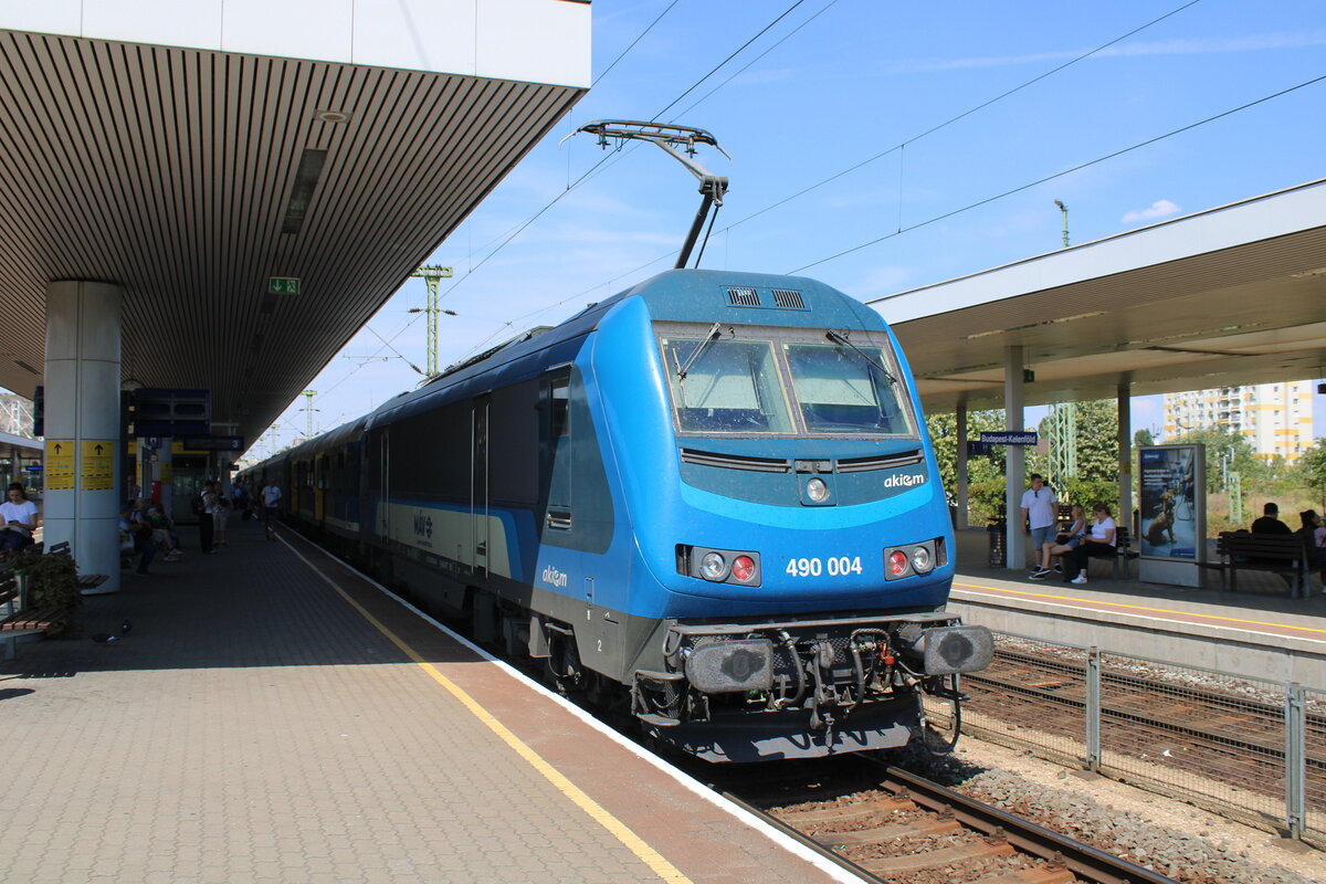 M�V (akiem) 490 004 (91 55 0490 004-3 H-M�VRT) am IC 814  Mecsek  nach P�cs, am 01.08.2026 in Budapest-Kelef�ld.