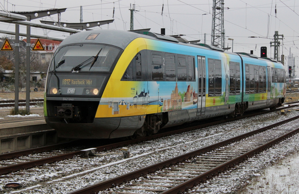 MV Design 642 040 als RB 13232 von Graal-Müritz nach Rostock Hbf bei der Einfahrt im Rostocker Hbf.10.12.2022