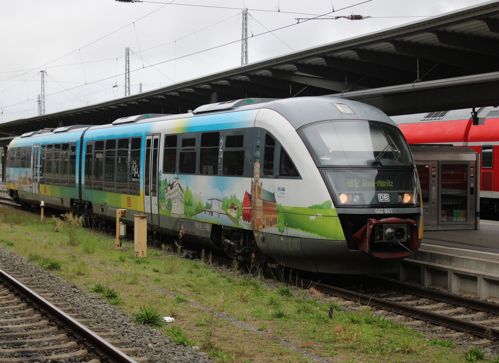 MV-Design 642 041-7 stand am Morgen des 07.10.2023 als RB 12 von Rostock Hbf nach Graal-Müritz im Rostocker Hbf bereit.