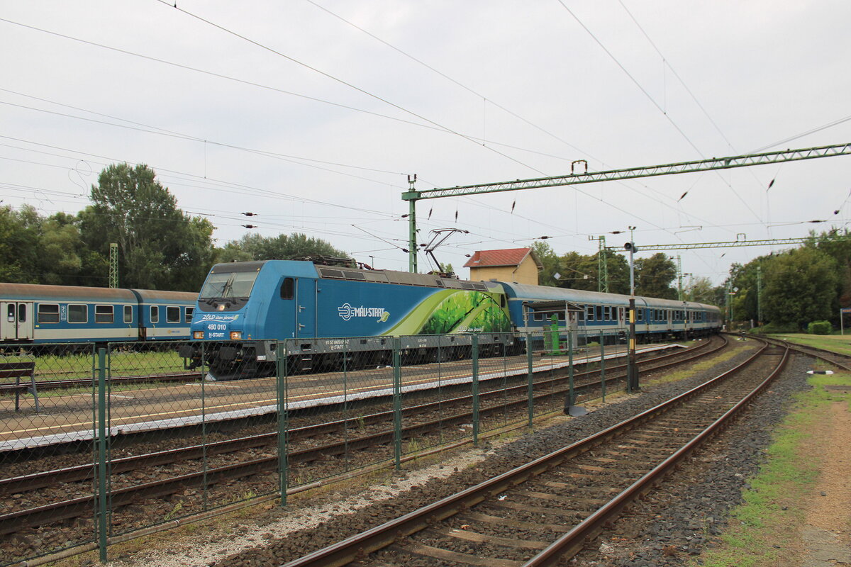 M�V H-START 480 010  Z�ld �ton J�runk  mit dem IC 874  Balaton  aus Budapest D�li, am 20.07.2024 bei der Einfahrt in Keszthely. Vom Bahnsteig 1 aus fotografiert.