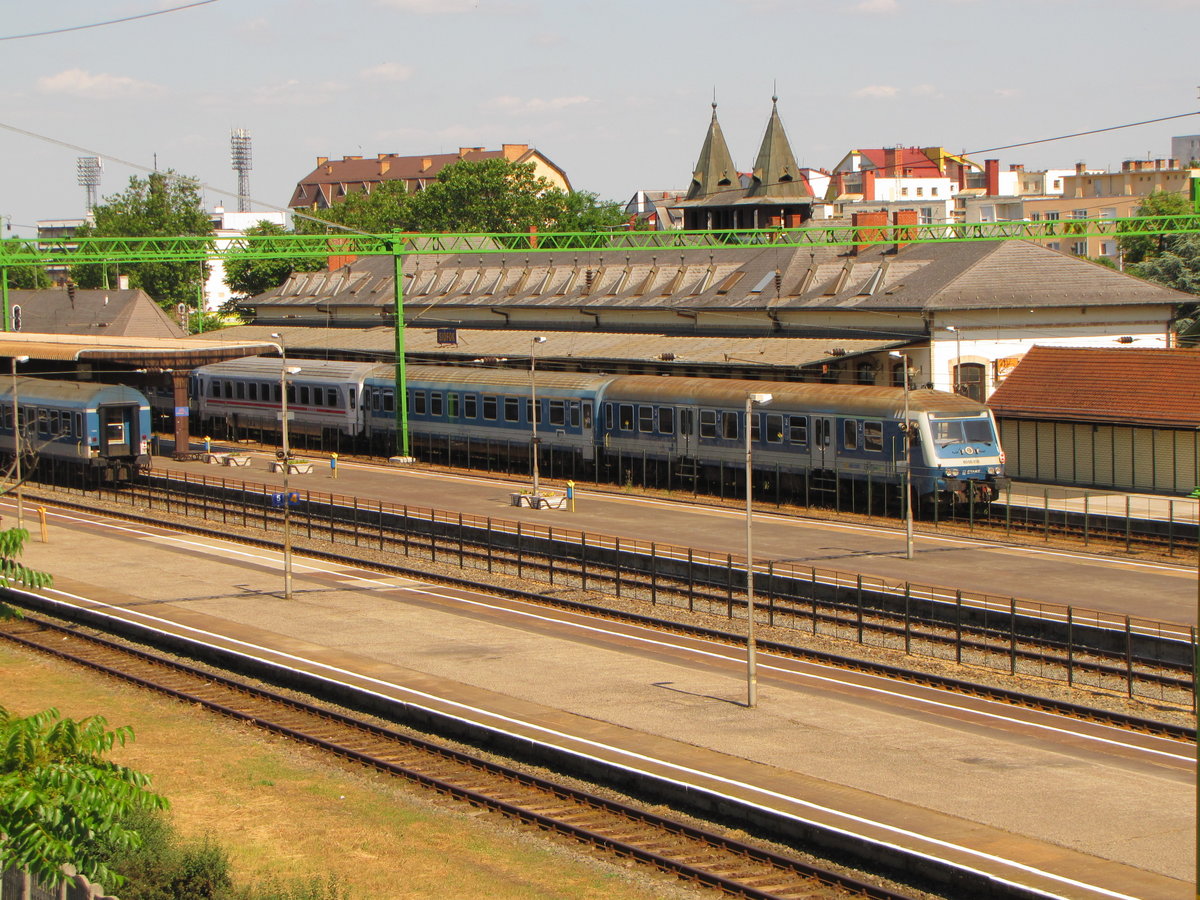 MV H-START 50 55 80-55 018-2 Bybdtee mit dem IC 201  AGRAM  von Zagreb Glavani Kolod. nach Budapest-Deli pu, am 06.06.2016 in Sifok. Der Zuglauf war allerdings auf Grund von Schienenersatzverkehr zwischen Balatonlelle und Zamardi nicht durchgngig.