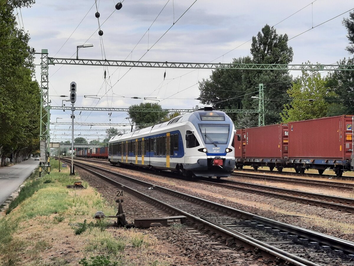 MV Start 415 047 als IR 18506 von Budapest-Dli nach Balatonszentgyrgy, am 11.08.2022 in Sifok.