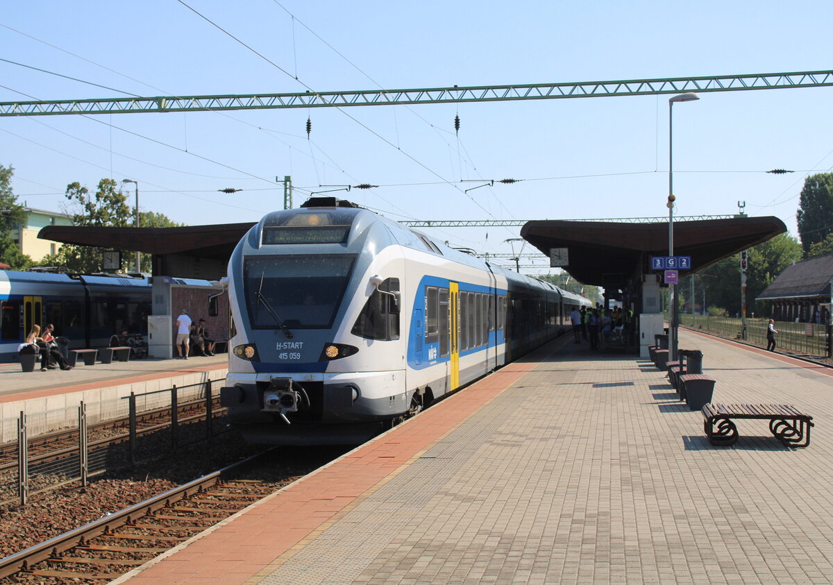 M�V-START 415 059 als Ex 1852  Napf�rdő  von Budapest-D�li nach Balatonszentgy�rgy, am 01.08.2026 in Si�fok.