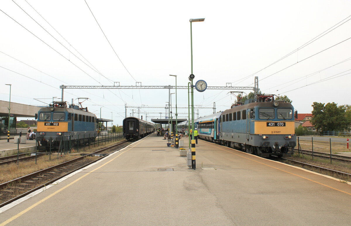 MV-START 431 102 links und die 431 070 mit dem IC 19705  Kk Hullm  von Szombathely nach Budapest-Dli, am 13.08.2022 in Balatonfred.
