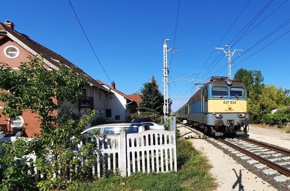 MV Start 431 334 mit dem IR 19727  Vizepok  von Balatonfred nach Budapest-Dli, am 10.08.2022 in Balatonkenese.